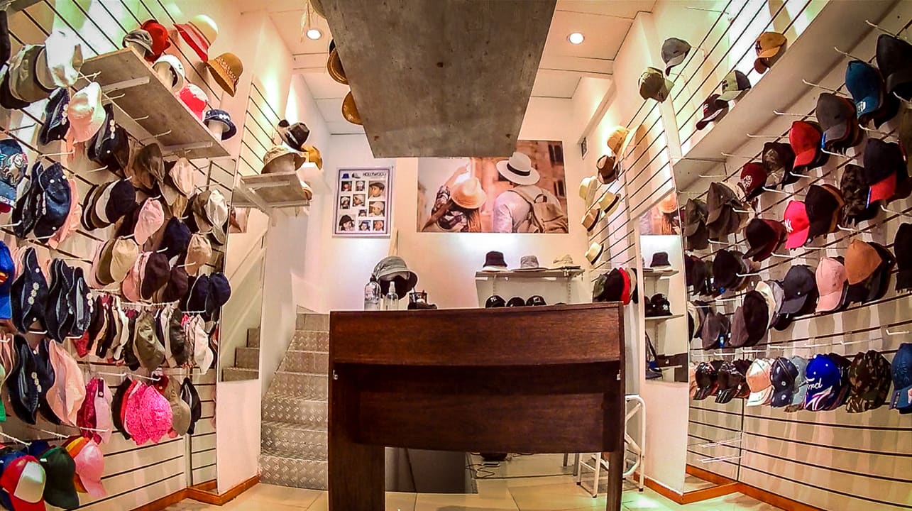Paredes de gorras y mostrador junto a la escalera