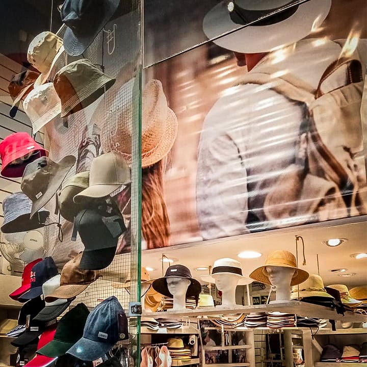 Vidriera de sombreros y gorras